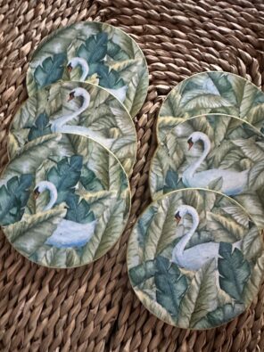 6 Posavasos Cisne. Los posavasos de corcho o madera, hechos a mano con decoupage, son elegantes, funcionales y personalizables. Miden 10 cm y requieren cuidados simples.