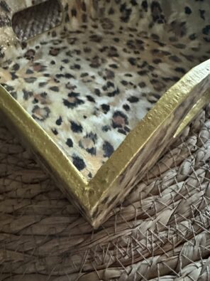 Servilletero Leopardo. Los servilleteros de madera de BC Decoración combinan diseño y funcionalidad. Personalizables y artesanales, aportan estilo y elegancia a cualquier mesa. Medidas: 20x20 cm.