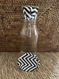 Jarra cristal Zig zag. Decorada a mano con tapa de corcho, para servir tus bebidas favoritas. Elegante, reutilizable y funcional. Posavasos opcional.